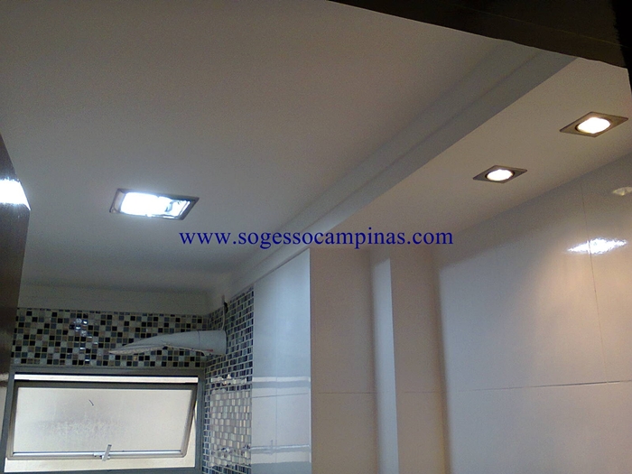 molduras em gesso com rebaixo no banheiro